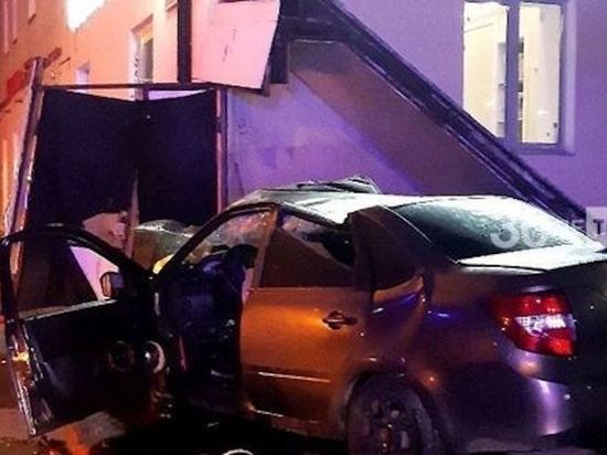 В Казани молодой человек на «Ладе» влетел в угол дома и погиб