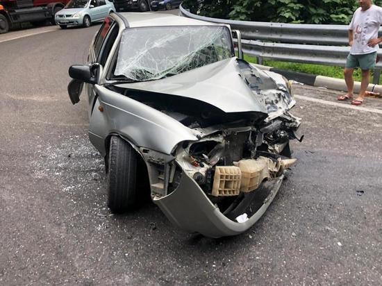 На Кубани водитель врезался в столб и попал в больницу