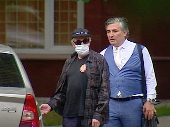 Суд продлил домашний арест Ефремову