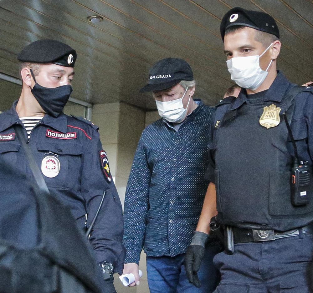 Ефремов опустил голову, выходя из суда: кадры продления ареста