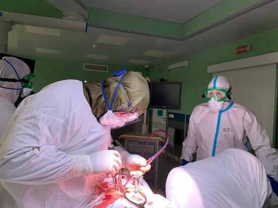 В Калуге сделали сложную операцию больному с коронавирусом