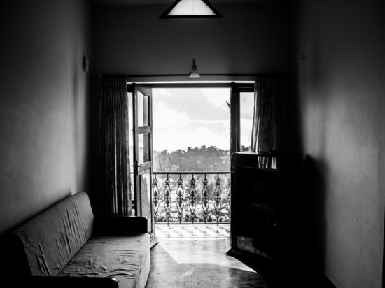 В Десногорске пока родители пили, их маленькие дети опасно находились на балконе 11 этажа