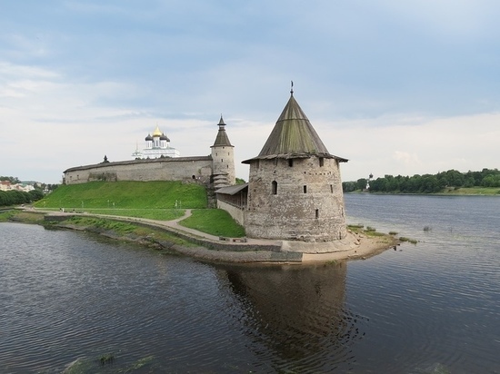 Авторам граффити на псковских памятниках могут грозить уголовные дела