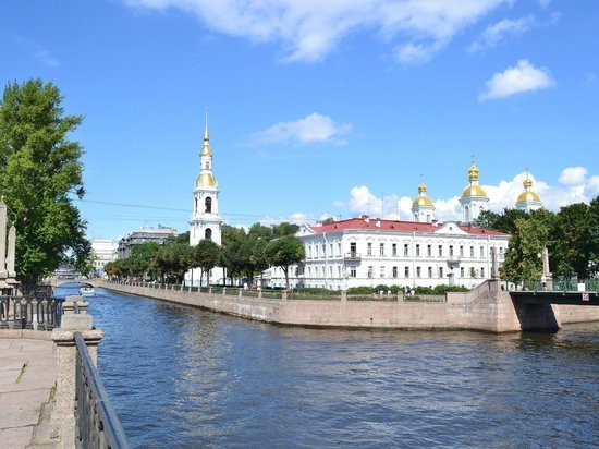 Петербурженка упала в Крюков канал, делая селфи