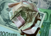 Экономист Михаил Хазин считает, что пятничное падение рубля напрямую связано с вчерашним решением Министерства финансов