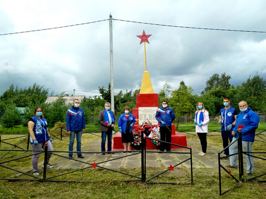Единороссы провели субботник возле мемориала в Великих Луках