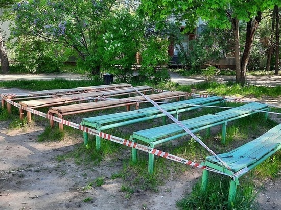  Два псковича сели на скамейки и получи штрафы в тысячу рублей