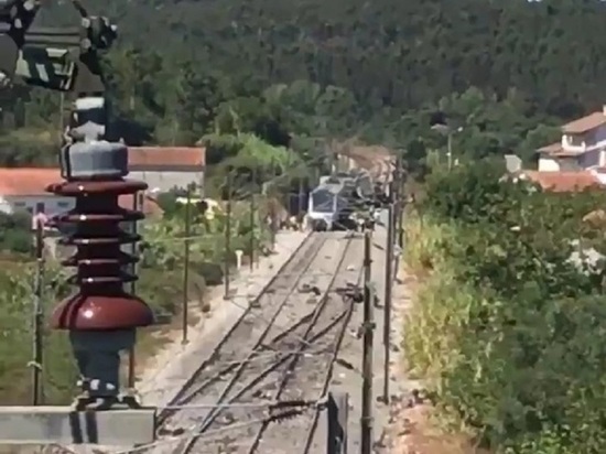 В Португалии произошло крушение высокоскоростного поезда с пассажирами