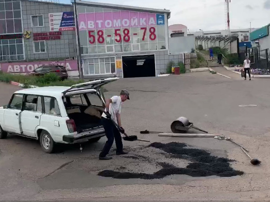 В Улан-Удэ чиновники прокомментировали укладку асфальта из багажника «Жигулей»
