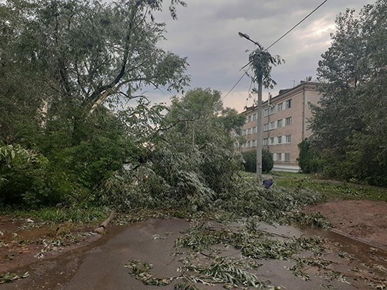 В Челябинске два человека пострадали от урагана
