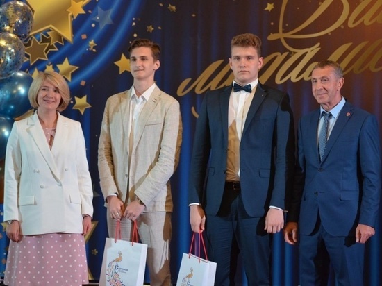 Выпускников-медалистов чествовали в Серпухове