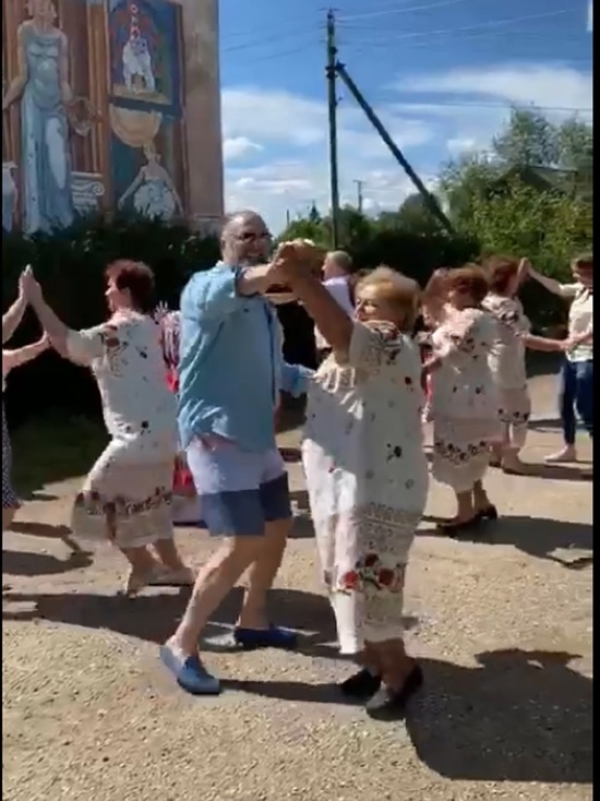 Режиссер Юрий Грымов пришел в восторг от празднования дня села Унорож в Костромской области