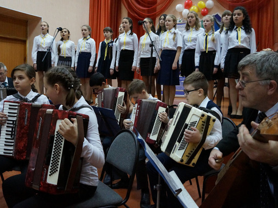 В летние каникулы детская школа искусств в Калининске получает новые музыкальные инструменты