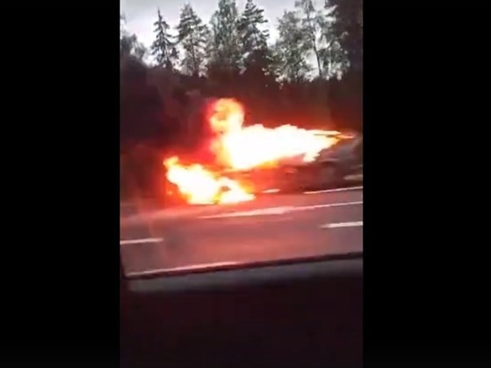 На трассе в Тверской области загорелся легковой автомобиль
