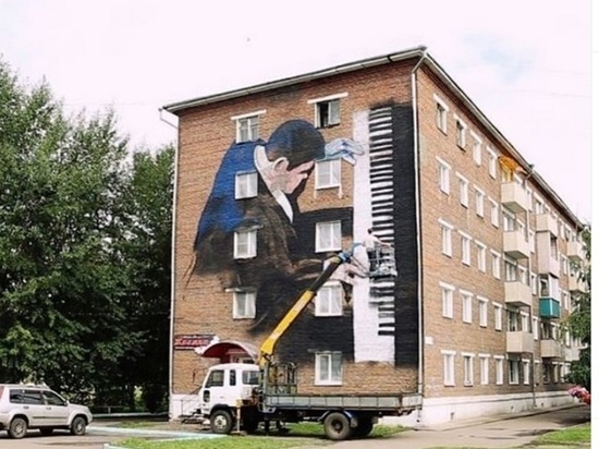 В Свирске на фасаде дома нарисовали граффити с Мацуевым