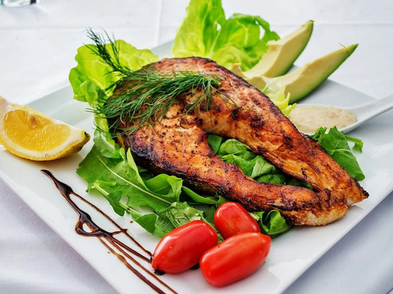 Блюда из мяса или рыбы: диетолог поведала, что полезнее