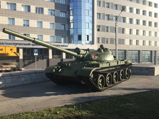 Танк Т-62 установили в Барнауле к юбилею ВДВ