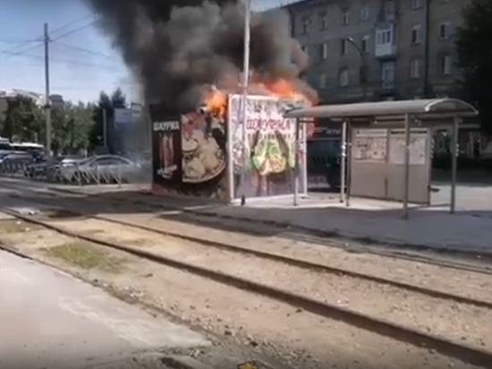 В Новосибирске пожар в киоске с шаурмой оплавил трамвайные провода