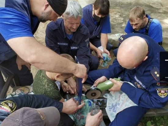 Спасатели болгаркой вырезали палец мальчика, застрявший на детской горке