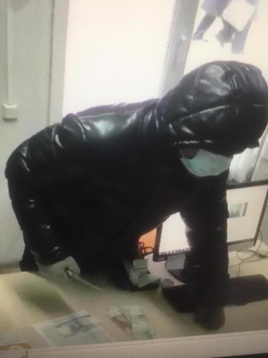 В Новосибирске нашли грабителя офиса микрозаймов в медицинской маске