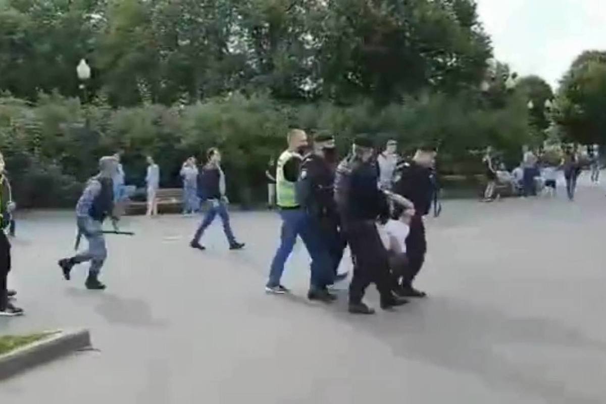 Задержанный десантник. Массовая драка в парке Горького.