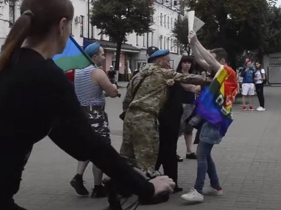 Ярославскому гей-активисту, вышедшему на акцию в День ВДВ, разбили очки