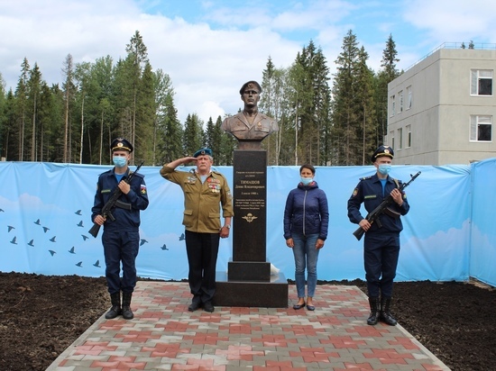 В Петрозаводске установили памятник карельскому десантнику