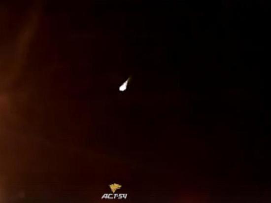 Жители Новосибирска заметили в небе падающий метеорит