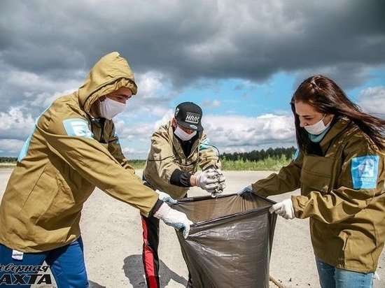 Эковолонтеры очистили от мусора берег озера Ханто в Ноябрьске