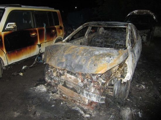 Пожар в автосервисе Кирова: две машины сгорели, пять повреждены