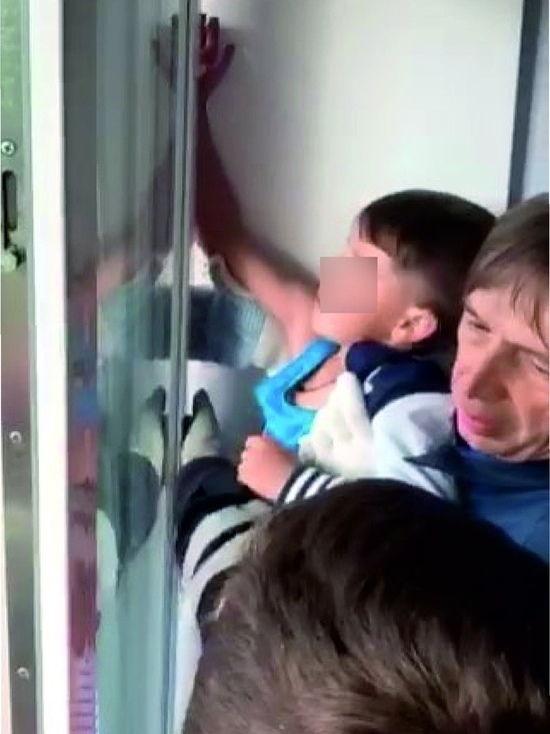 В Ярославле пришлось спасать ребенка, застрявшего в пластиковом окне