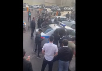 Пользователь @mynamehay опубликовал на своей странице в Twitter видео конфликта мигрантов с полицейскими в Москве, который произошел у ТЦ на станции метро «Теплый Стан»