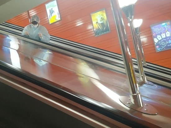 Люди в защитных костюмах напугали пассажиров на станции «Беговая»