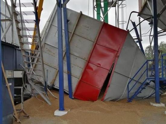 В Рязанской области 40-тонный бункер с зерном задавил рабочего