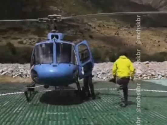 МЧС показало видео эвакуации альпиниста в горах Кабардино-Балкарии