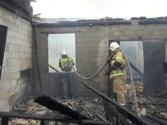 В Красноармейском районе Волгограда горел склад с нефтепродуктами