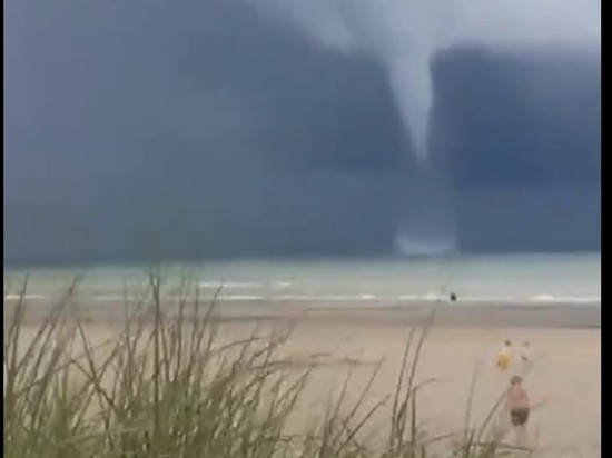 В Европе начались катаклизмы: на видео попал торнадо у берегов Бельгии