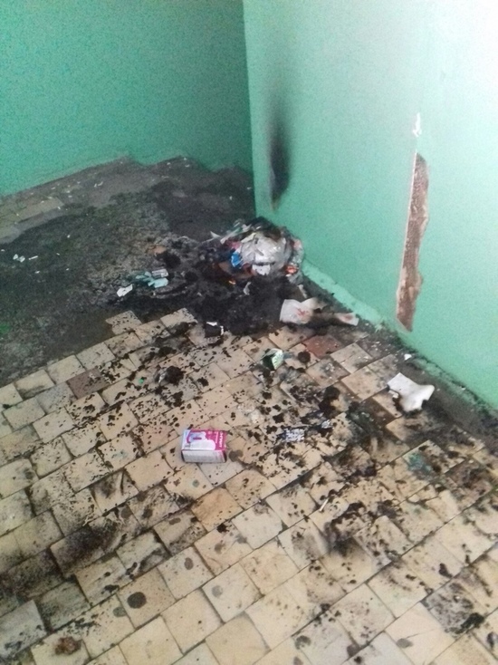 В Оренбурге в коридоре здания горел мусор