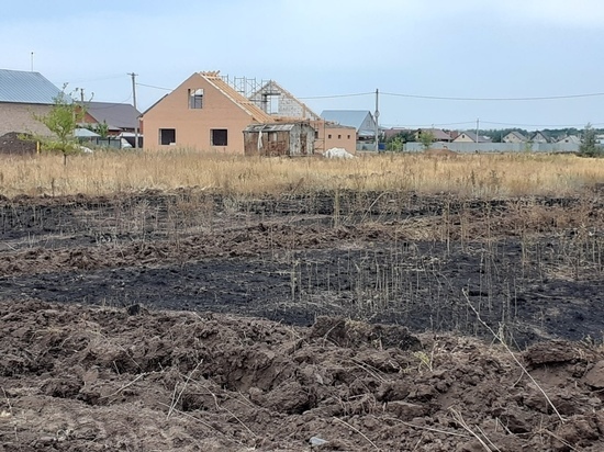 Некоторым жителям поселка 9 января в Оренбурге пришлось тушить пожар