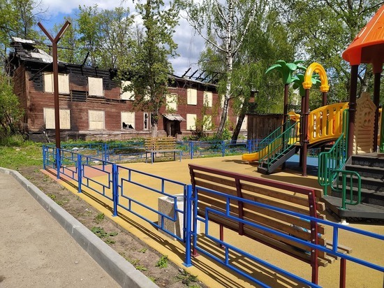 В Кирове снесли опасный дом у детской площадки
