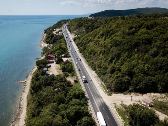 На трассах Кубани остановили ремонт, чтобы туристы легко добирались до моря