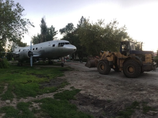 Под Новосибирском перекатывают самолет Ил-14 на новое место