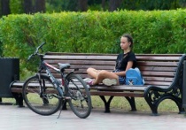 В Челябинске у районных администраций установили современные велопарковки