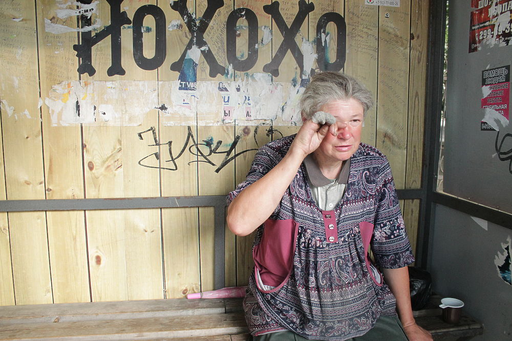 Бездомная женщина уже 25 лет живет на остановке в Новосибирске