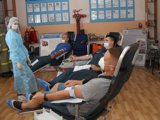 Специалисты МЧС России в Новосибирске сдали 21 литр крови