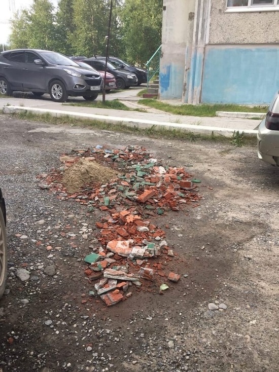 В Ноябрьске неизвестные «починили» яму на дороге битым кирпичом