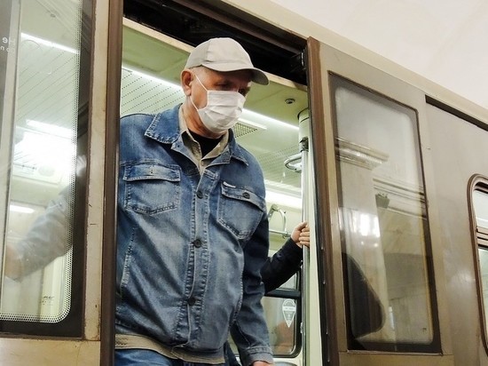 В метро Петербурга перестали пускать без масок: "Люди подрасслабились"