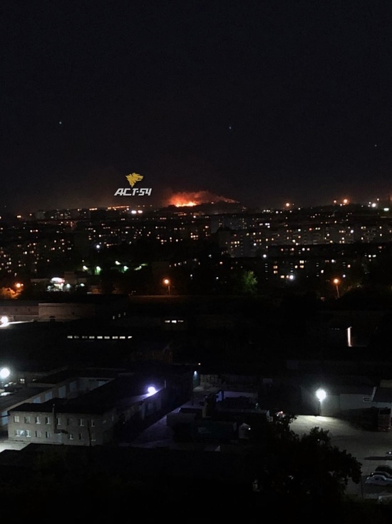 Горящая свалка в Новосибирске вторую ночь освещает город своим заревом