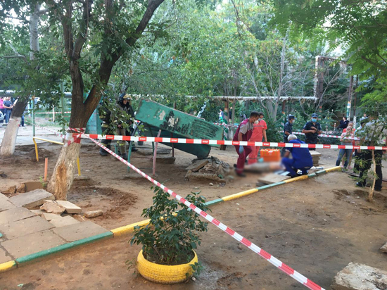 В Астрахани ребенка насмерть придавило бетонной плитой на детской площадке
