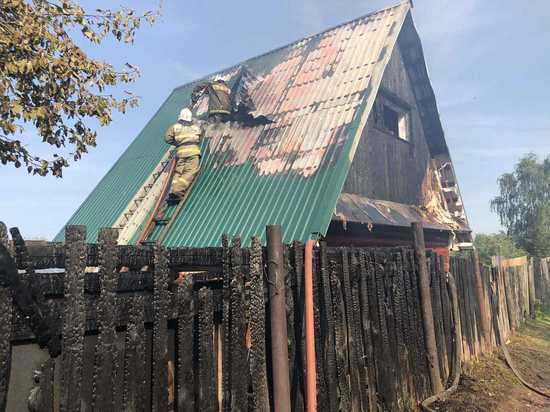 В Вяземском районе огонь уничтожил дачный дом и уже было перекинулся на следующий